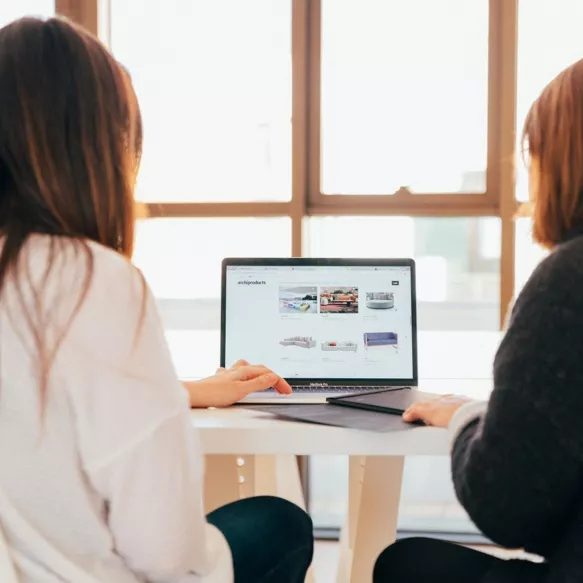 Deux femmes autour d'un ordinateur