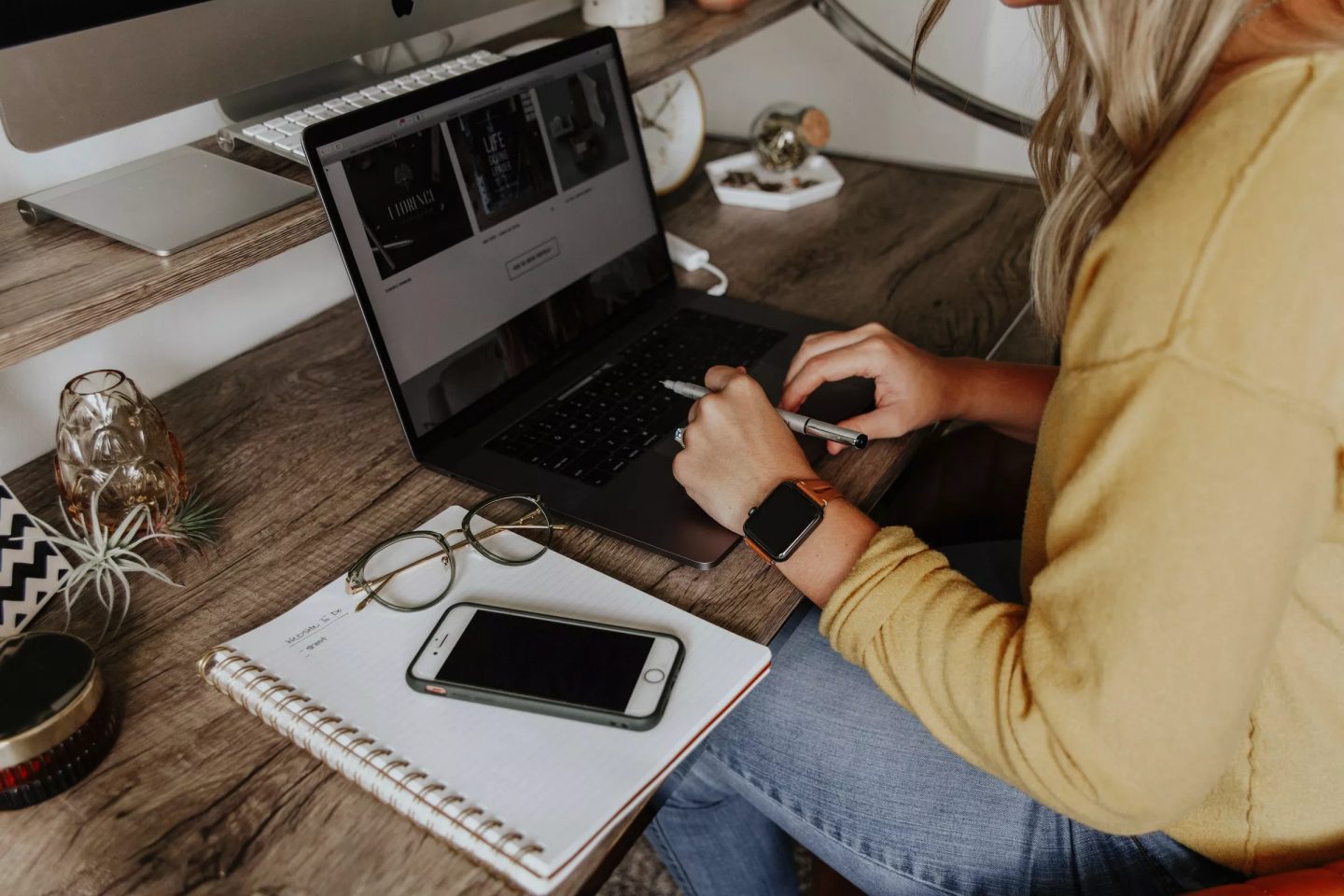 fille qui navigue sur internet