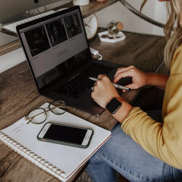 fille qui navigue sur internet