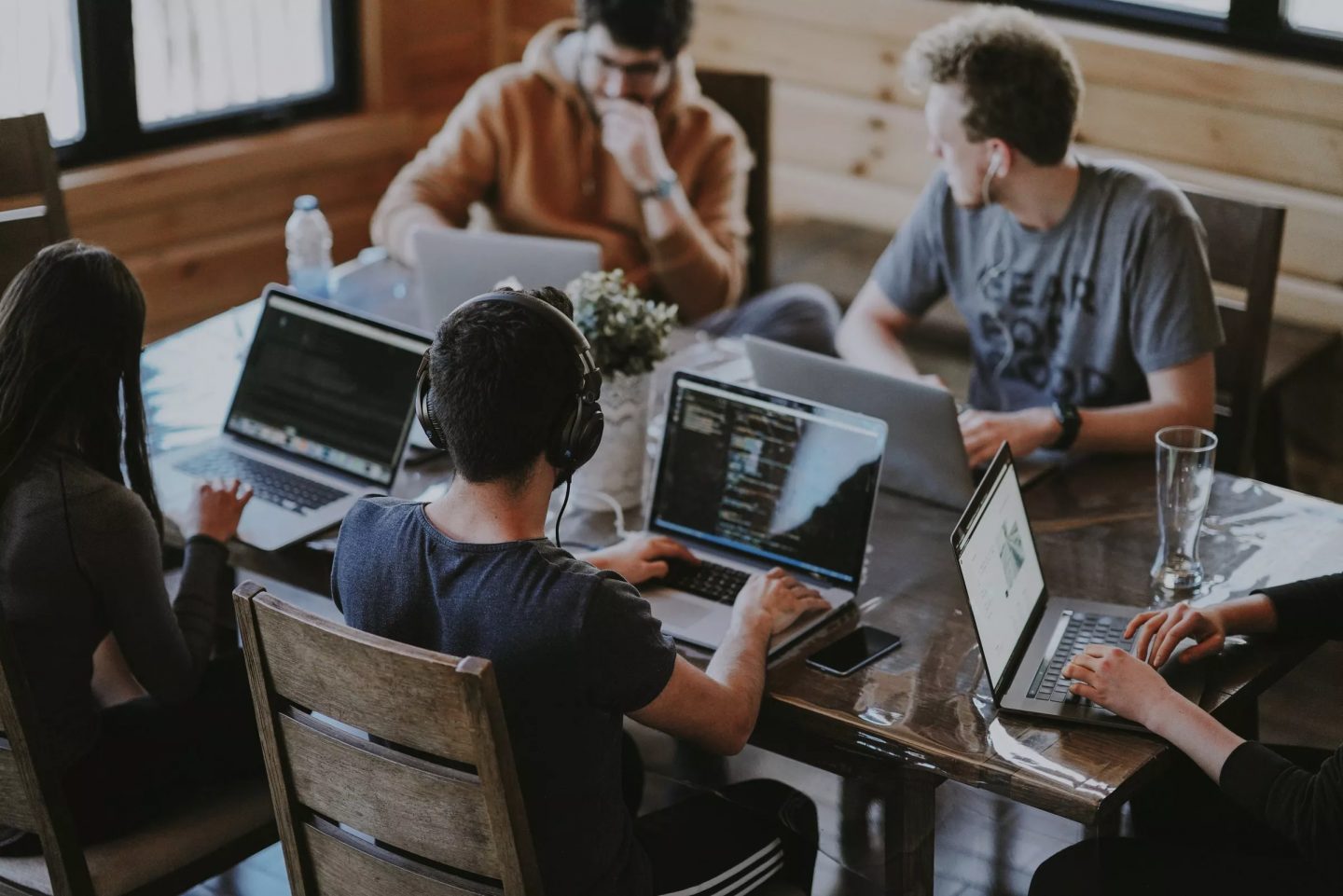 étudiants autour d'une table