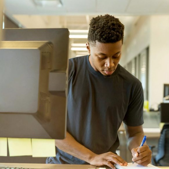 Etudiant qui écrit