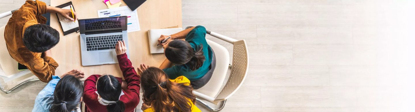 étudiants autour d'une table