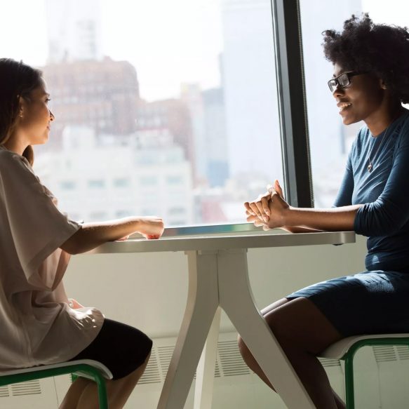 deux femmes autour d'une table