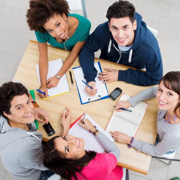 étudiant entrain de travailler