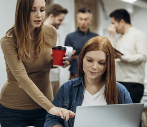 Apprentis autour d'un PC