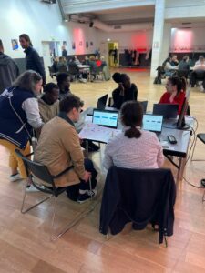 Des jeunes suivent un atelier à propos d'iziA lors du Bootcamp du CFA numiA