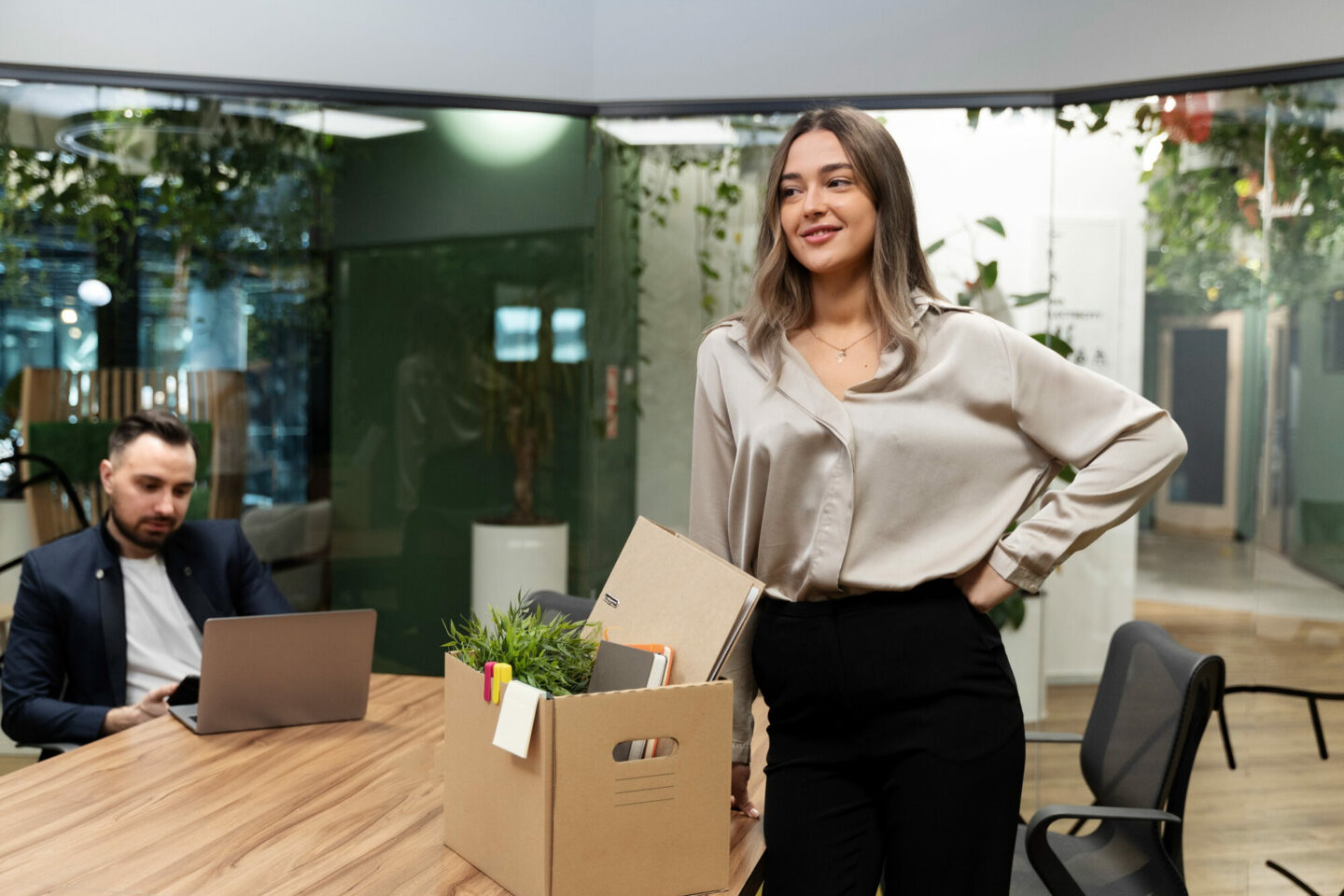 femme-souriante-coup-moyen-au-bureau